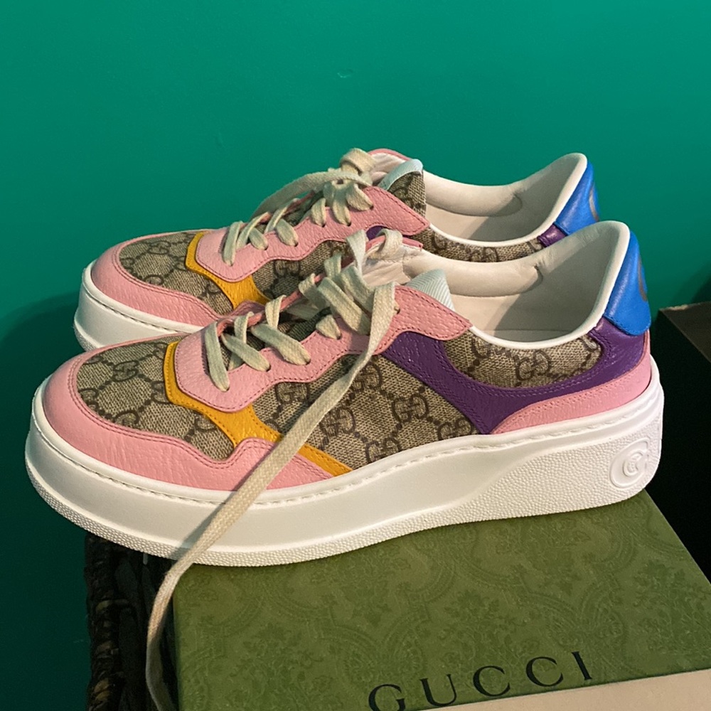 Gucci sneakers size 9 . Authentic with  ID #